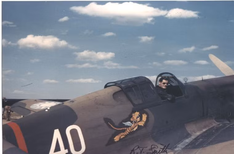 Trong ảnh là phi công R.T. Smith thuộc phi đội “Flying Tigers” trên chiếc P-40 của mình tại Côn Minh, Trung Quốc vào tháng 5/1942.