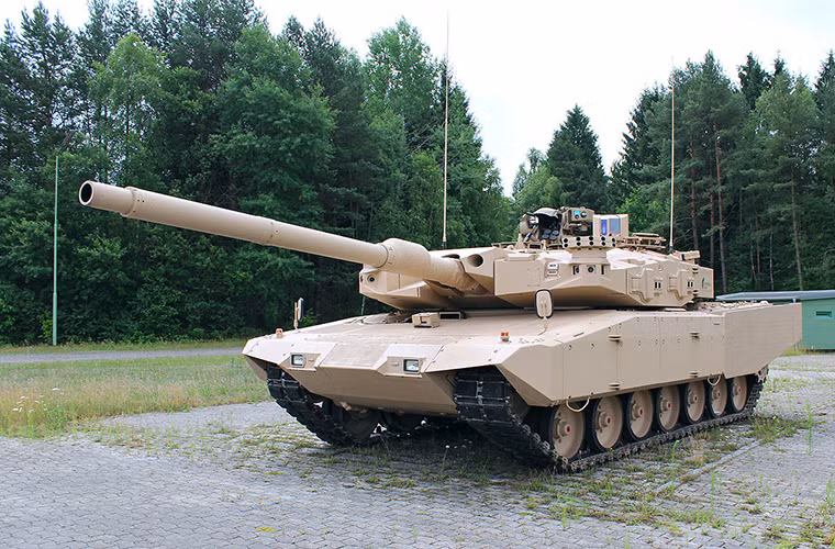 Theo tạp chí quân sự Jane’s đưa tin cho hay, Tập đoàn quốc phòng Rheinmetall của Đức đã lần đầu tiên giới thiệu mẫu pháo nòng trơn 130mm thế hệ mới dành cho các dòng xe tăng chiến đấu chủ lực tương lai do tập đoàn này phát triển. Lưu ý, nguyên mẫu này chỉ mới được Rheinmetall hoàn tất công đoạn lắp ráp kỹ thuật vào tháng trước.