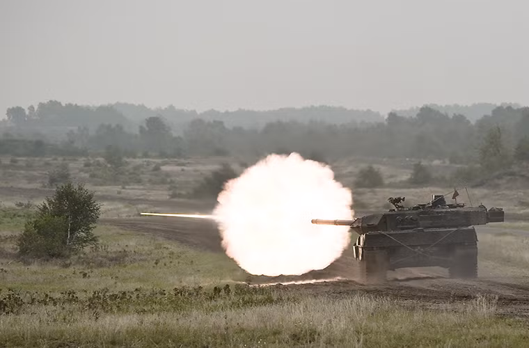 Trước đó vào đầu năm nay Rheinmetall cũng đã công bố kế hoạch nâng cấp dòng xe tăng chiến đấu chủ lực nổi tiếng nhất của mình Leopard, với hai phương án chính là nâng cấp pháo chính 120mm hiện tại hoặc trang bị pháo chính 130mm mới. Tuy nhiên nhiều ý kiến đánh giá cho rằng việc sử dụng lại pháo 120mm là hoàn toàn không phù hợp kể cả khi nó được nâng cấp đi nữa.