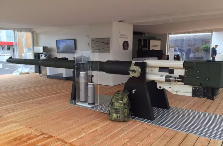 Việc sử dụng nòng pháo tiêu chuẩn mới đặt ra khá nhiều thách thức cho Rheinmetall khi hầu hết các dòng xe tăng chiến đấu chủ lực theo tiêu chuẩn NATO hiện nay đều sử dụng cỡ nòng 120mm đi kèm với đó là số lượng đạn pháo không hề nhỏ. Thậm chí Rheinmetall có tới hai mẫu pháo 120mm là Rheinmetall L44 và Rheinmetall L55. Trong ảnh là pháo 130mm Rheinmetall L51 mới của Rheinmetall.