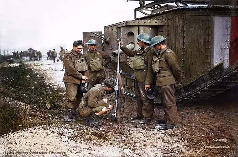 Các binh sĩ Canada thích thú trước một khẩu súng chống tăng Mauser 1918 T-Gewehr thu được của Đức trong trận Amiens tháng 8 năm 1918.