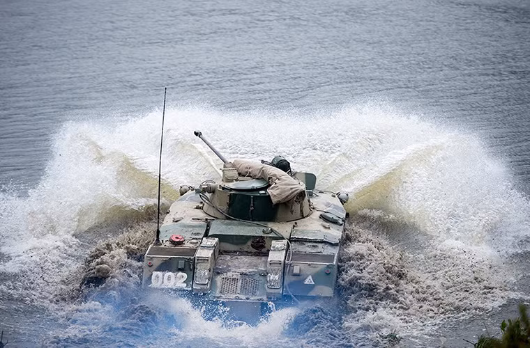 Chỉ trong khoảng một giờ sau khi được triển khai, xe bọc thép đổ bộ BMD-2 đã hỗ trợ đưa ít nhất 200 lính dù và lính thủy đánh bộ Nga vượt sông Oka cùng 60 thiết bị quân sự các loại. Điều này nói lên một phần nào khả năng cơ động của các đơn vị cơ giới VDV.
