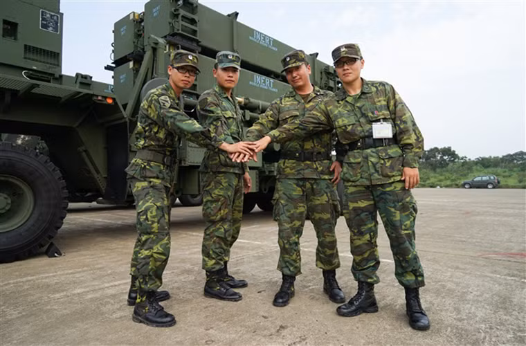Tất nhiên không chỉ có mình Đài Loan được Mỹ trang bị các hệ thống tên lửa đánh chặn Patriot, khi bên cạnh đó còn có Hàn Quốc và Nhật Bản các quốc gia vốn có mối quan hệ không mấy tốt đẹp với Bắc Kinh nhất là trong vấn đề tranh chấp lãnh thổ trên biển. Và gần đây nhất là việc Mỹ gỡ bỏ lệnh cấm vận vũ khí kéo dài thập kỷ đối với Việt Nam.