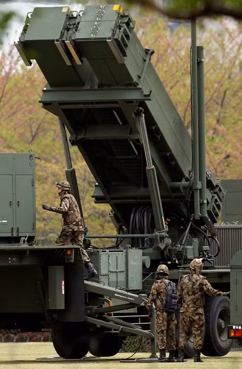 Radar điều khiển hỏa lực AN/MPQ-53/65 của PAC-3 có tầm hoạt động lên đến 100 km, với khả năng phát hiện và theo dõi cùng lúc từ 90-125 mục tiêu, cung cấp dữ liệu hướng dẫn tên lửa tấn công đồng thời 6 mục tiêu cùng một lúc và có thể nhận dạng mục tiêu từ khoảng cách 35-50km.