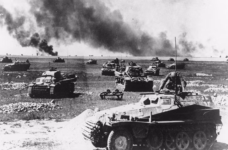 Xét về số lượng xe tăng, các đơn vị Panzerwaffe của Đức có quy mô nhỏ hơn năm lần so với các quân đoàn cơ giới của Liên Xô. Tuy nhiên Panzerwaffe được tổ chức hiệu quả hơn và có khả năng cơ động cao hơn kể cả đối với lực lượng bộ binh và pháo binh. Với mục tiêu nhanh chóng bao vây tiêu diệt chủ lực đối phương bằng các mũi vận động thọc sâu của các đơn vị cơ giới.