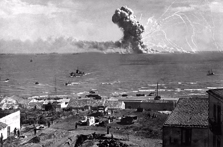 Không quân Đức lần đầu tiên đưa vào sử dụng bom lượn Henschel Hs 293 là vào ngày 25/8/1943 cũng tại vịnh Biscay, khi những chiếc Dornier Do 217 tấn công tàu hộ vệ HMS Bideford (L43) cũng thuộc biên đội tàu hổ trợ số 40, tuy nhiên đầu đạn của quả Henschel Hs 293 lại không phát nổ khi trúng vào thân tàu HMS Bideford và nó chỉ gây ra thiệt hạt tối thiểu. Trong ảnh là một tàu đổ bộ của quân Đồng minh bị phá hủy bởi Henschel Hs 293 tại bờ biển Sicily, Italy vào tháng 8/1943.