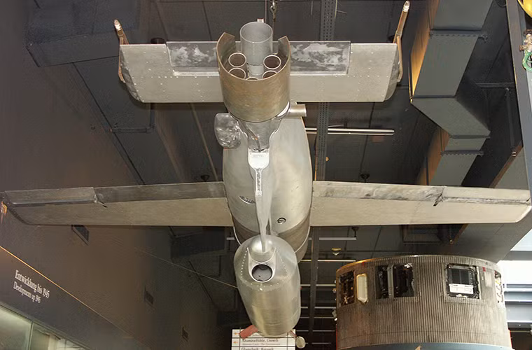 "Tên lửa diệt hạm" Henschel Hs 293 có trọng lượng hơn 1 tấn và nó thiết kế gần giống như một mẫu tên lửa chống hạm ngày nay, hơn là một quả bom lượn, Henschel Hs 293 cũng được trang bị một động cơ đẩy phản lực sử dụng nhiên liệu lỏng với tốc độ tối đa có thể đạt tới 936km/h.