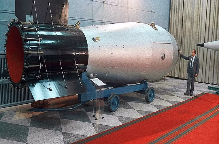 Toàn bộ các khu phức hợp và nhà máy tại Arzamas-16 được đặt trong một vành đai hình lục giác có diện tích 232 km² và bao quanh nó là một hành rào dây thép gai hai lớp bên trong chôn đầy mìn và các tháp canh. Điều này một phần nào đó nói lên tầm quan trọng của thành phố này.