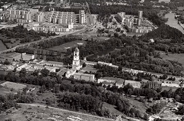  Thành phố Arzamas-16 được chính thức thành lập vào năm 1948 nằm cách Moscow chỉ 450km và nó hoàn toàn biệt lập với thế giới bên ngoài thậm chí không tồn tại trên bản đồ vào thời kỳ đó. Ban đầu Arzamas-16 chỉ là trung tâm phát triển và thiết kế vũ khí hạt nhân thuộc Cục thiết kế KB-11 nhưng sau đó quy mô của nó ngày càng được mở rộng và trở thành một đô thị thực sự.