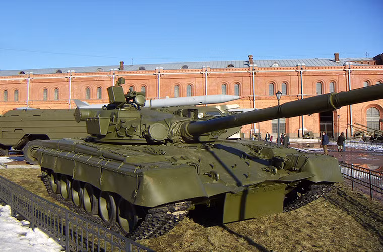 T-80B có trọng lượng 42.5 tấn, dài gần 10m và nó không được trang bị giáp phản ứng nổ như các biến thể thể T-80 sau đó.