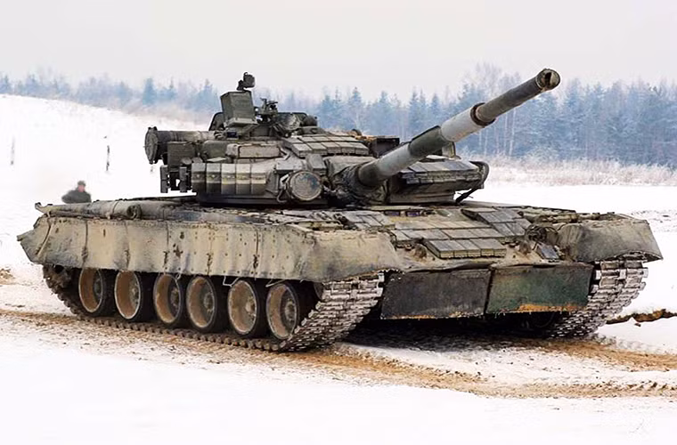 Trong ảnh là một chiếc T-80B đang trang bị thêm giáp phản ứng nổ ở tháp pháo và phía trước thân xe.