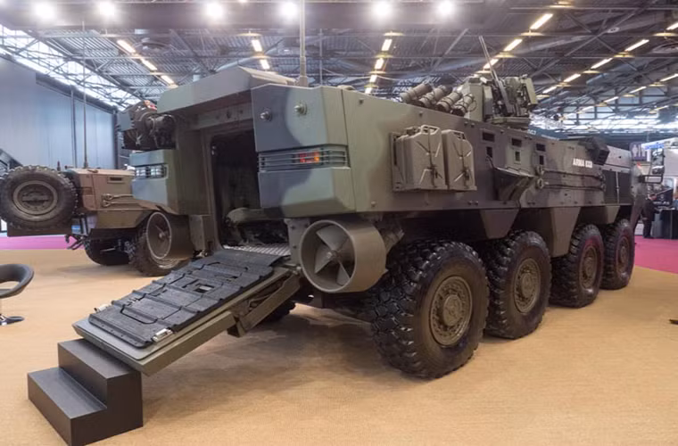 Xe bọc thép chở quân Arma 8x8 của Thổ Nhĩ Kỳ khi nhìn từ phía sau, ta có thể thấy nó cũng được trang bị hai động cơ cánh quạt ở phía sau để lội nước.