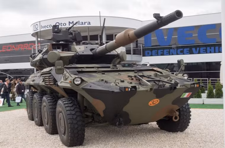 Tại Eurosatory năm nay hãng Iveco cũng lần đầu tiên giới thiệu mẫu xe chiến đấu bộ binh Centauro II dành cho Quân đội Italy, nó được trang bị hỏa lực khá mạnh với pháo 120mm cùng hệ thống nạp đạn bán tự động.