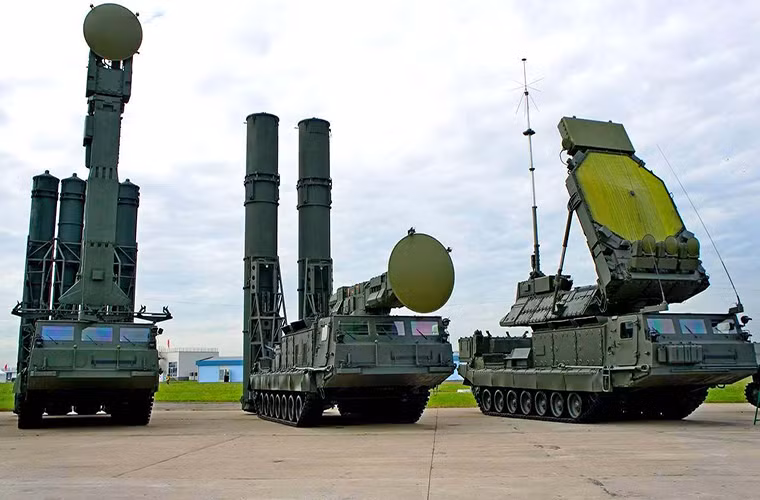 S-300V4 là biến thể nâng cấp mới nhất từ phiên bản S-300VM Antey 2500, tuy nhiên cho tới hiện tại mọi thông số kỹ thuật của S-300V4 vẫn chưa được Quân đội Nga công bố ngoài việc nó sở hữu thiết kế tương tự như S-300VM.