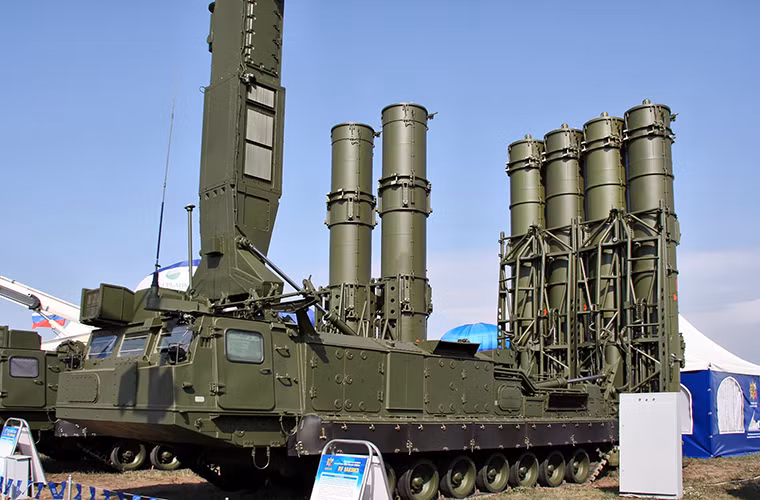 “Sự linh hoạt của tổ hợp tên lửa phòng không S-300V4 đi kèm với đó là tính hiệu quả, chi phí tối thiểu và khả năng tác chiến vượt trội đã khiến Almaz-Antey quyết định trang bị tên lửa phòng không siêu thanh thế hệ mới cho tổ hợp này. Trong đó có tới ba biến thể tên lửa khác nhau và chúng đều sử dụng nhiên liệu rắn hai giai đoạn,” vị đại diện này cho biết.