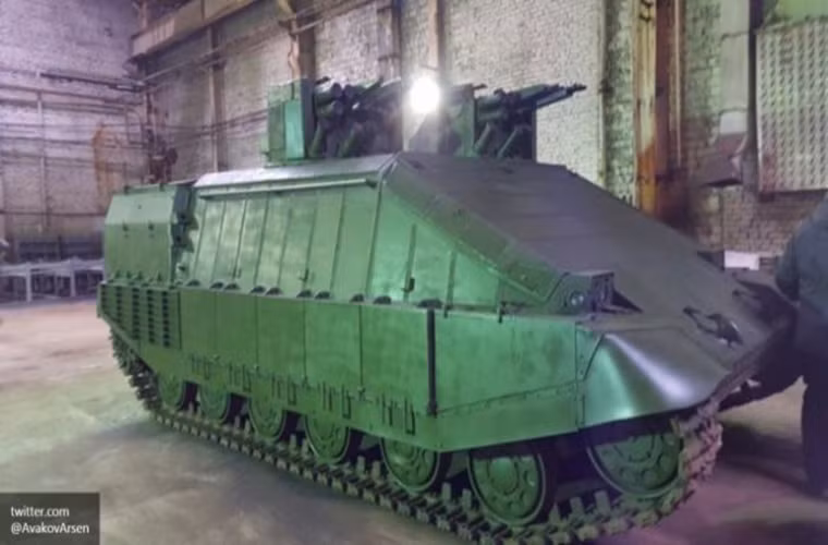 Trong ảnh là một mẫu xe bọc thép chở quân được lực lượng bán vũ trang Azov của Ukraine chế tạo dựa trên khung gầm xe tăng chiến đấu chủ lực T-64 nó nặng khoảng 40 tấn và toàn thân được bọc giáp phản ứng nổ.