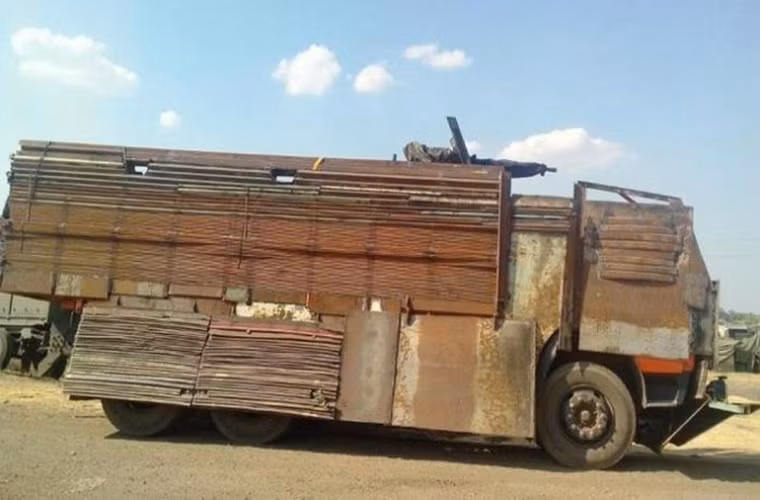 Một chiếc xe tải được Quân đội Ukraine chuyển đổi mục đích sử dụng, nó được bọc thép toàn bộ và được trang bị cả súng máy 12.7mm.