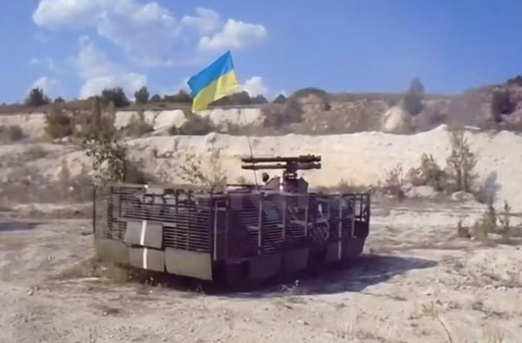 Trong ảnh là một chiếc xe bọc thép chở quân BTR-80 của Ukraine được trang bị thêm giáp lồng để chống lại súng chống tăng RPG của lực lượng dân quân đòi ly khai khi nó tham chiến ở miền Đông Ukraine. Trên tháp pháo của chiếc xe này cũng được lắp thêm hai súng không giật SPG-9 Kopye.