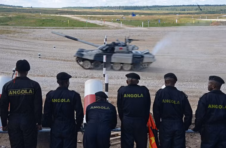 Đội tăng Angola quan sát các đối thủ của mình tại trận bán kết Tank Biathlon.