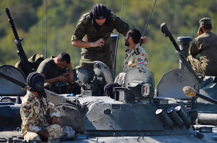 Kíp lái BMD-3 của Nga và Iran trao đổi trước khi bước vào phần thi "trung đội đổ bộ". Dù tham gia phần thi này nhưng đại diện Iran vẫn chưa thực sự có kinh nghiệm điều khiển các xe bọc thép đổ bộ đường không BMD của Nga.