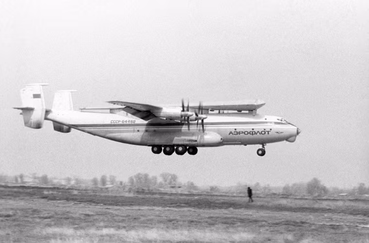 Trước khi Liên Xô sụp đổ, Antonov được xem là một trong những đầu tàu của ngành công nghiệp hàng không Liên Xô cùng với hàng loạt tên tuổi khác như Tupolev hay Ilyushin. Trong ảnh là một chiếc máy bay vận tải An-22 chở theo cánh chính dài tới 70m của một chiếc AN-124 đến nhà máy lắp ráp ở Ukraine vào năm 1987.