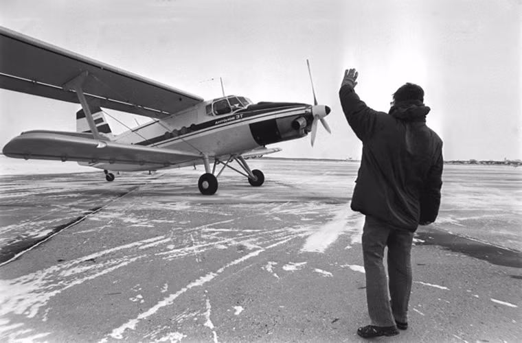 Cục thiết kế máy bay Antonov - tiền thân của Tổ hợp Khoa học - Công nghệ Hàng không Antonov được thiết kế sư trưởng Oleg Antonov thành lập vào ngày 31/5/1946 tại nhà máy Novosibirsk ,đến năm 1952 nó được dời đến ngoại vi Kiev. Và tại đây Antonov đã bắt đầu cho ra đời những máy bay bay vận tải quân sự lẫn dân sự nổi tiếng của mình. Hình ảnh một chiếc máy bay vận tải hạng nhẹ An-3 bay thử nghiệm vào năm 1998.