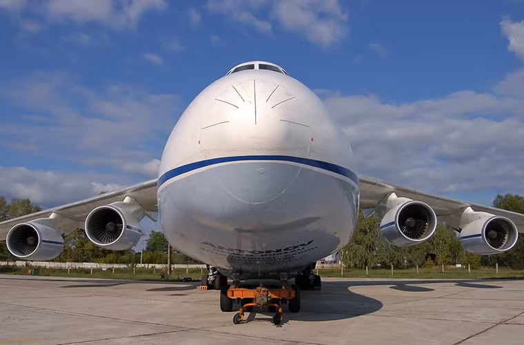 Máy bay vận tải hạng nặng An-124 "Ruslan" cho tới thời điểm hiện tại vẫn là một trong những dòng máy bay vận tải thành công nhất trên thế giới khi nó hầu như có thể di chuyển mọi thức bằng đường hàng không.