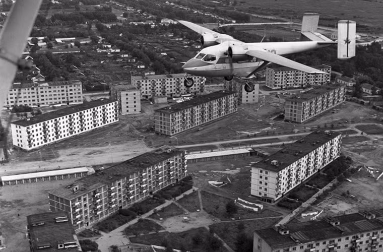 Trong giai đoạn đầu phát triển của mình, Antonov khá nổi tiếng với mẫu máy bay vận tải An-2, tiếp theo sau đó là máy bay chở khách thương mại cánh quạt An-24 và cuối cùng là siêu vận tải cơ An-124 "Ruslan" và An-225 "Mriya". Tất cả những mẫu máy bay này đều làm nên tên tuổi của Antonov trước khi Liên Xô sụp đổ. Trong ảnh là một chiếc An-14 “Bee” bay trên một khu đô thị tại vùng Primorsky, Nga vào năm 1971.