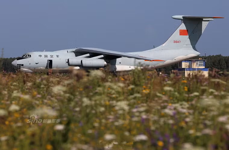 Hiện tại Không quân Trung Quốc có trong trang bị khoảng 17 chiếc IL-76 với nhiều biến thể khác nhau trong đó có cả biến thể chỉ huy và cảnh báo sớm trên không KJ-2000 AEW&amp;C.
