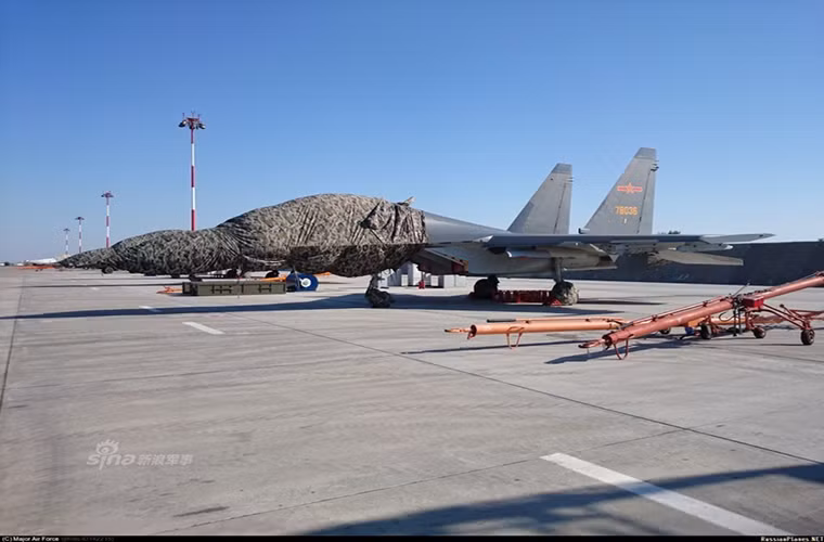 Dàn chiến đấu cơ Trung Quốc tại căn cứ không quân Novosibirsk.