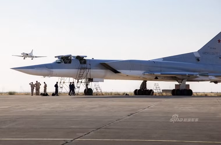 Để duy trì phi đội Tu-22M3 tại Iran tất nhiên Nga cũng điều động đến Hamedan các đội hổ trợ kỹ thuật mặt đất lẫn xây dựng các kho dự trữ tạm thời. Hổ trợ cho Tu-22M3 còn có một máy bay tiếp nhiên liệu trên không IL-78.