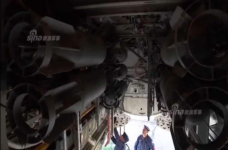 Hình ảnh hoạt động bên trong căn cứ Hamedan nơi những chiếc Tu-22M3 đang đóng quân.