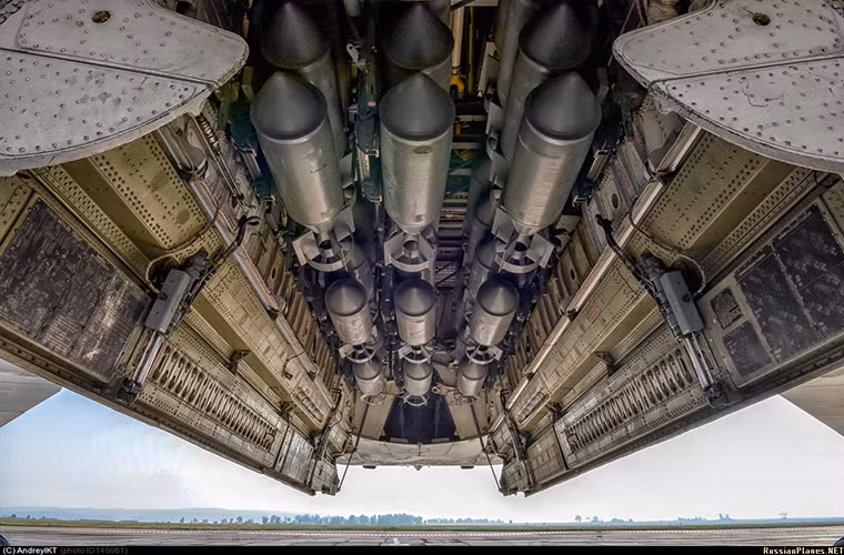 Một chiếc Tu-22M3 có thể mang theo tới 24 tấn vũ khí các loại bao gồm bom và tên lửa tấn công, trong các đợt không kích tại Syria mẫu máy bay ném bom này sử dụng chủ yếu bom thông dụng OFAB-250 hoặc OFAB-1500. Hình ảnh bên trong khoang chứa bom của Tu-22M3.