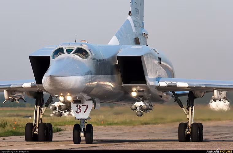 Một chiếc Tu-22M3 với giá treo đầy bom sẵn sàng cho đợt xuất kích.