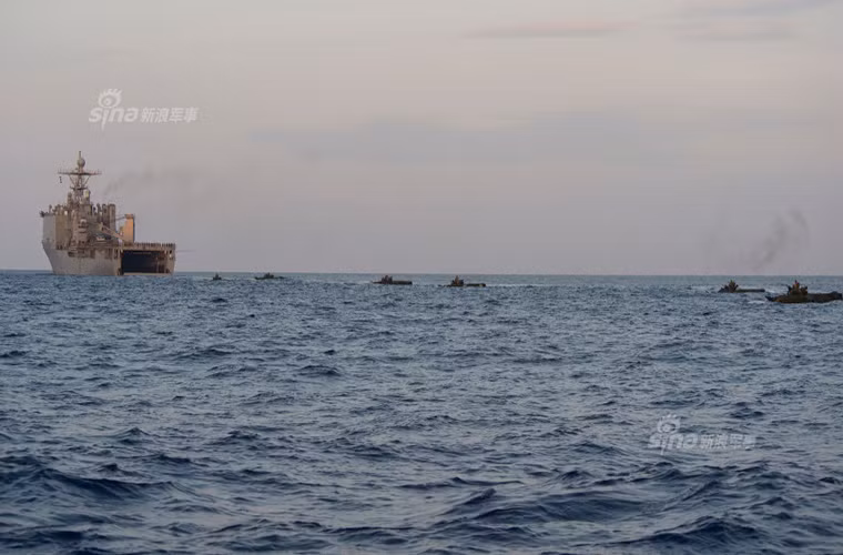 Trong ảnh là xe bọc thép lội nước AAV tiến hành diễn tập đổ bộ từ tàu USS Germantown.