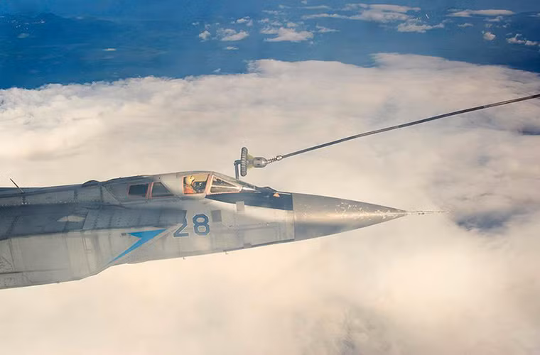 Phạm vi chiến đấu của MiG-31 phụ thuộc khá nhiều vào tốc độ bay của nó và khi bay ở tốc độ càng cao thì phạm vi chiến của MiG-31 càng giảm. Do đó việc tiếp nhiên trên không giúp MiG-31 tăng tối đa tầm hoạt động của mình.