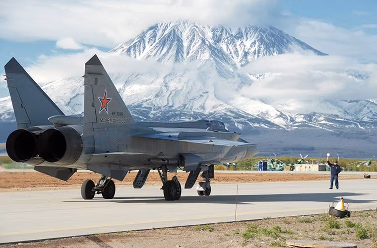 Mỗi đợt bay sẽ có hai chiếc MiG-31 tiếp cận IL-78 thực hiện toàn bộ quá trình tiếp nhiên liệu giả định trên không sau đó bay trở lại về căn cứ. Thực tế, IL-78 được trang bị tới ba vòi tiếp nhiên liệu nhưng để đảm bảo an toàn thì chỉ có hai vòi được sử dụng.