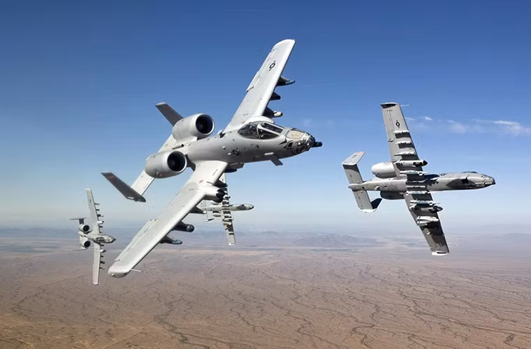Những chiếc A-10 luôn đóng vai trò quan trọng trong các đợt không kích của Mỹ chống lại phiến quân IS tại Iraq và cả Syria, hầu như nó luôn là máy bay chiến đấu hổ trợ hỏa lực tuyến đầu cho các đồng minh của Mỹ điều mà F-35 không thể làm được.