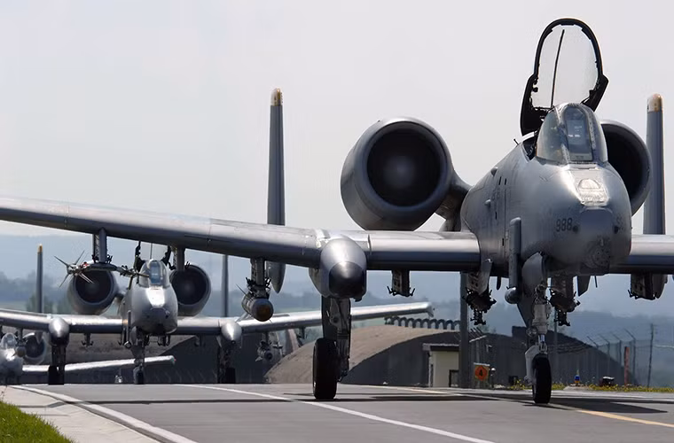 Một chiếc cường kích A-10 có thể mang theo cả một “kho vũ khí” trong mỗi lần nó xuất kích với vũ khí chính gồm một pháo tự động GAU-8 30mm cùng hơn 1.100 viên đạn với tốc độ bắn có thể lên tới 3.900 viên/phút. Cùng với đó là 11 giá treo vũ khí có thể mang theo được 7,2 tấn bom đạn các loại đa phần các loại vũ khí tấn công mặt đất như bom, rocket phóng loạt.