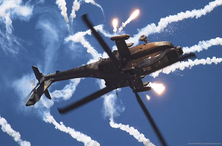 Theo một thỏa thuận mới đây giữa hai nhà thầu quốc phòng lớn của Mỹ gồm Raytheon và Boeing, trong thời gian sắp tới những chiếc Apache được sản xuất mới đều sẽ được nâng cấp để có thể triển khai Stinger và quá trình này sẽ bắt đầu vào năm 2018.