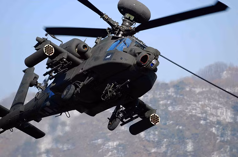Stinger trang bị cho trực thăng vốn là phiên bản không đối không của tổ hợp tên lửa vác vai FIM-92 Stinger. Với thiết kế nhỏ gọn của mình Stinger hoàn toàn phù hợp Apache.