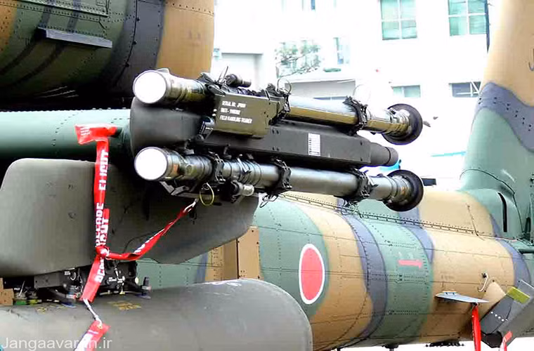 Ngoài ra hầu hết các biến thể AH-64 Apache đang hoạt động hiện tại không được nâng cấp để có thể tham gia một vụ không chiến bằng tên lửa không đối không. Bn cạnh đó các tên lửa không đối không của nó không được gắn trên giá treo vũ khí chính mà ở giá phụ hai bên cánh. Trong ảnh là một chiếc AH-64 của Lực lượng Phòng vệ Nhật Bản với tên lửa Stinger.