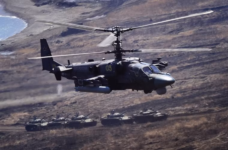 Lữ đoàn bộ binh cơ giới hành quân với sự hổ trợ trên không của Ka-52.