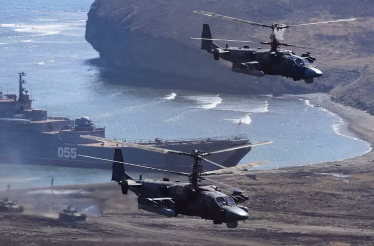 Trực thăng tấn công Ka-52 cũng được Quân khu phía Đông điều động tham gia đợt tập trận hỗn hợp này.