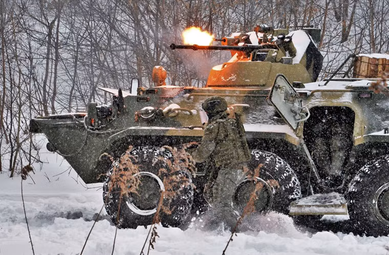 Tấn công mục tiêu với sự hổ trợ hỏa lực từ xe bọc thép chở quân BTR-82A.