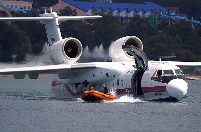 Một trong những vai trò khá nổi bật nữa của Be-200 là trong các hoạt động tìm kiến và cứu hộ trên biển, một chiếc Be-200 có tầm hoạt động lên tới 2.100km đủ khả năng phục vụ cho mọi hoạt động cứu nạn xa bờ bên cạnh đó nó có thể dễ dàng đáp xuống mặt nước ngay cả khi biển động và triển khai xuồng cao tốc cứu hộ cỡ nhỏ.