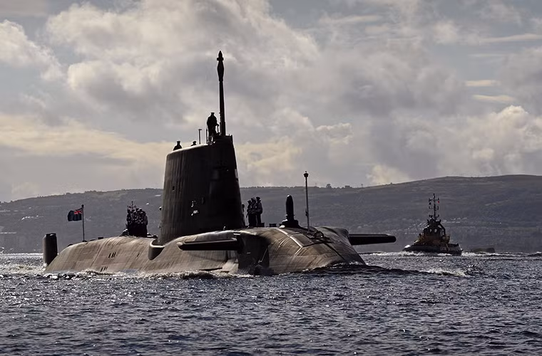 Tàu ngầm tấn công hạt nhân HMS Ambush được Hải quân Hoàng gia Anh đưa vào trang bị chính thức từ năm 2013 và là tàu thứ hai thuộc lớp Astute. Trong thời gian gần đây nó cũng tham gia vào một phần các hoạt động quân sự chống lại phiến quân IS khi hoạt động ngoài khơi vùng biển Libya.