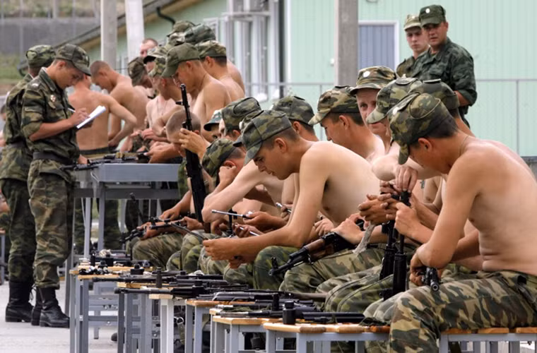 Các binh sĩ Nga trong một buổi vệ sinh vũ khí của mình tại một doanh trại của Quân đội Nga ở Tskhinvali, Nam Ossetia.