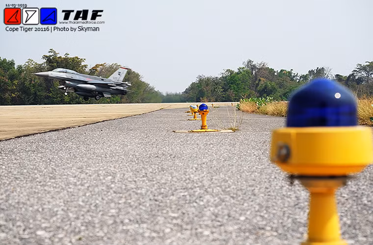Hiện tại lực lượng máy bay chiến đấu chủ lực của Thái Lan có khoảng 53 chiếc F-16A/B và 12 chiếc JAS 39C/D mới được đưa vào trang bị trong thời gian gần đây, cùng 27 chiếc tiêm kích hạng nhẹ F-5T/E. Nguồn ảnh : TAF
