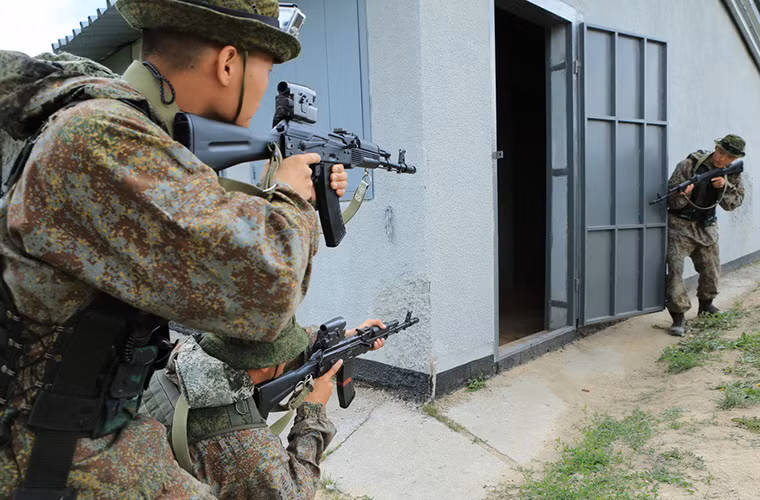 Trong ảnh là cảnh sát vũ trang Trung Quốc với súng trường tấn công AK-74M kết hợp ống ngắm PK1 Obzor của Nga.